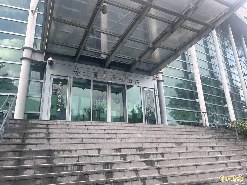 判决指出，洪员原任职空军防空飞弹指挥部，调任彰化后备旅后提出延役申请，后备指挥部初审通过，但陆军司令部复审后决议不同意，理由是洪员曾在2014年窃取刺刀遭被判刑6月、缓刑3年确定。图为台北高等行政法院。（记者刘咏韵摄）