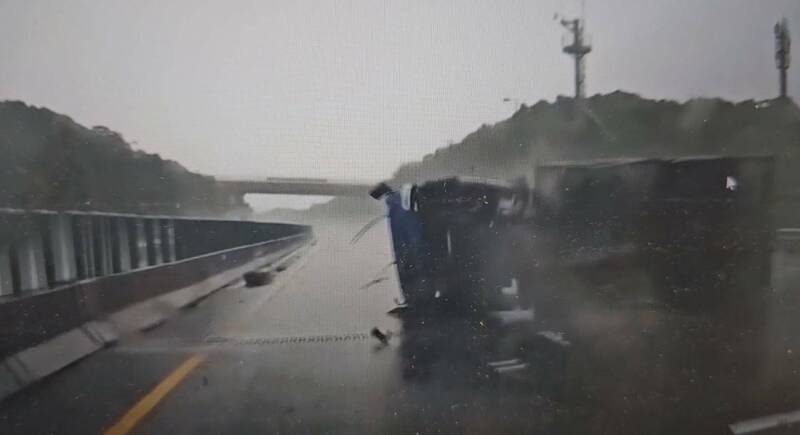 货车惊险翻覆国道清水路段。（撷取自Threads  _xu.16）