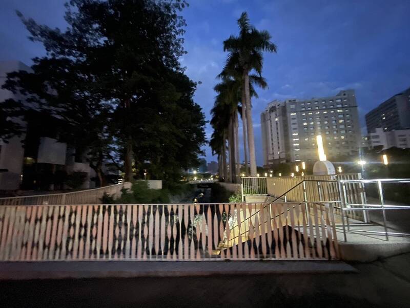 晨运民众在中山堂旁大排发现垂吊男尸。(民众提供) 晨运民众在中山堂旁大排发现垂吊男尸。(民众提供)