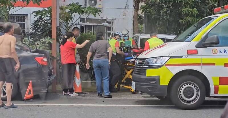 许姓老板触电倒地送医。（民众提供）