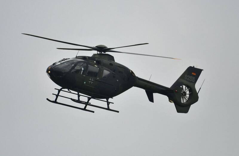 德国联邦国防军一架直升机在训练飞行时坠毁,造成2人死亡、1人失踪。图为德军EC-135直升机。(法新社) 德国联邦国防军一架直升机在训练飞行时坠毁,造成2人死亡、1人失踪。图为德军EC-135直升机。(法新社)