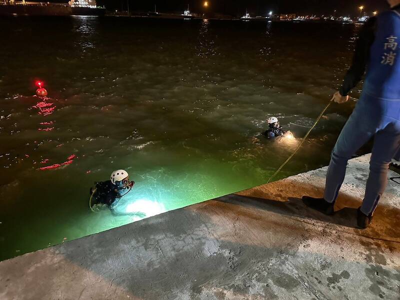 消防队潜水搜寻。(读者提供) 消防队潜水搜寻。(读者提供)