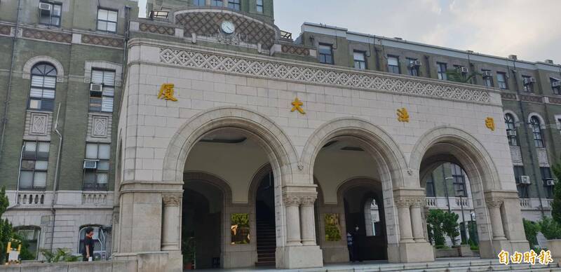 前国民党考纪会主委叶庆元昨受访称「民进党透过法官调动影响判决」等说法,司法院今严正澄清其指控完全背离事实、严重伤害司法公信力。(记者杨国文摄) 前国民党考纪会主委叶庆元昨受访称「民进党透过法官调动影响判决」等说法,司法院今严正澄清其指控完全背离事实、严重伤害司法公信力。(记者杨国文摄)