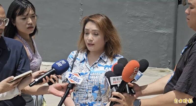 艺人凌威威涉掳人伤人案,现身喊冤强调「未伤人」,指控警方处理过程荒腔走板。 (记者谢武雄摄) 艺人凌威威涉掳人伤人案,现身喊冤强调「未伤人」,指控警方处理过程荒腔走板。 (记者谢武雄摄)