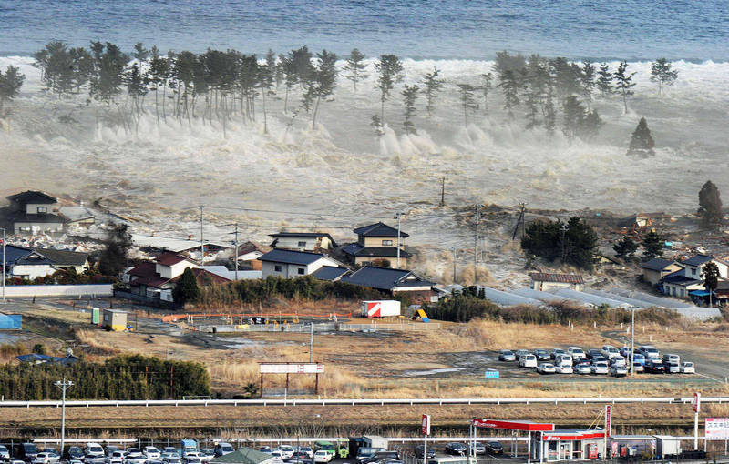 日本2011年3月11日发生规模9.0强震,引发巨大海啸。(美联社)
日本2011年3月11日发生规模9.0强震,引发巨大海啸。(美联社)