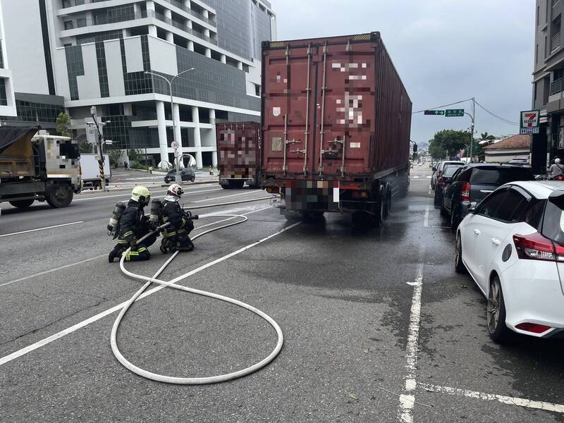 中市沙鹿消防分队派员浇灌货柜车浓烟。(警方提供) 中市沙鹿消防分队派员浇灌货柜车浓烟。(警方提供)