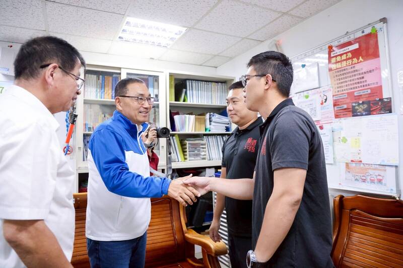 新北市长侯友宜昨前往消防局第4救灾救护大队直潭分队,慰问新店水域救援案中受伤的2名消防人员。(图由新北市政府提供) 新北市长侯友宜昨前往消防局第4救灾救护大队直潭分队,慰问新店水域救援案中受伤的2名消防人员。(图由新北市政府提供)