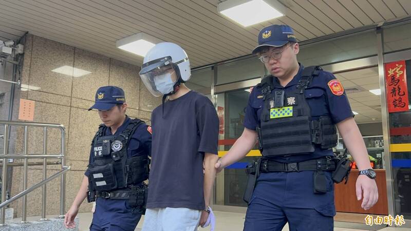 男子刘柏葳（中）移送检方侦办。（记者邱俊福摄）