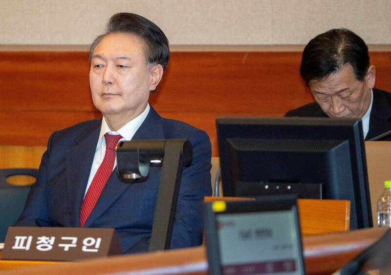 韩国首尔中央地方法院对前总统尹锡悦(左)签发拘留令。(路透档案照) 韩国首尔中央地方法院对前总统尹锡悦(左)签发拘留令。(路透档案照)