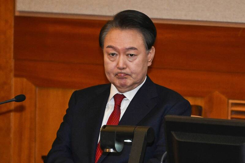 南韩独立检查组准备再度拘提尹锡悦,尹锡悦方祭出医师诊断等,坚称因眼疾及心血管疾病等健康状态不佳,无法配合。(法新社档案照) 南韩独立检查组准备再度拘提尹锡悦,尹锡悦方祭出医师诊断等,坚称因眼疾及心血管疾病等健康状态不佳,无法配合。(法新社档案照)