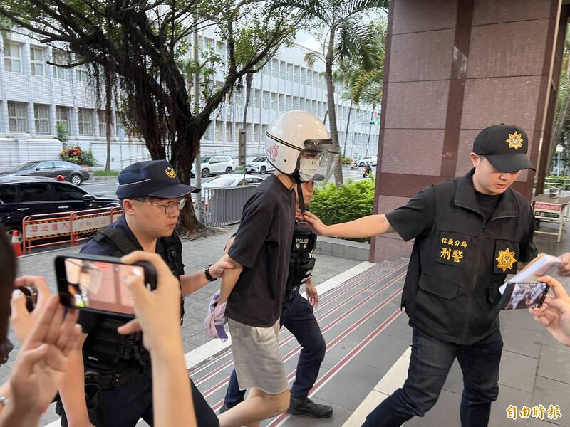 涉杀害前女友的男子刘柏葳,傍晚被移送台北地检署复讯。(记者张文川摄) 涉杀害前女友的男子刘柏葳,傍晚被移送台北地检署复讯。(记者张文川摄)