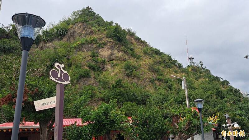 台东市鲤鱼山今早发现一中年男子陈尸路边。(记者黄明堂摄) 台东市鲤鱼山今早发现一中年男子陈尸路边。(记者黄明堂摄)