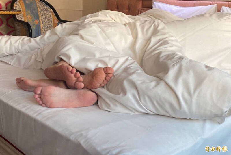 蔡姓人夫趁妻子熟睡时上床嘿咻、还偷拍性爱影片，后来被妻子发现怒提告，台南地院依乘机性交罪判蔡男3年4月徒刑。（示意图，记者王俊忠摄）