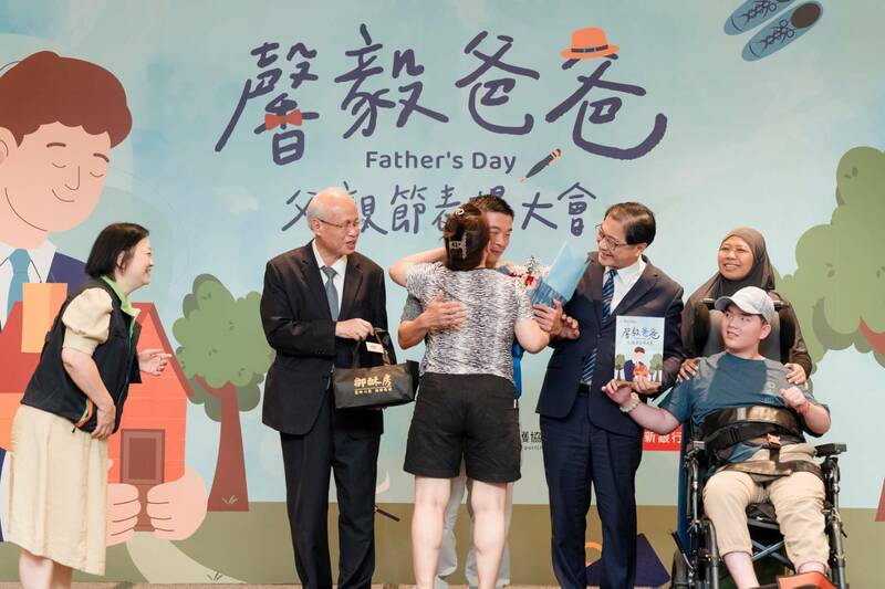 法务部长郑铭谦与犯保张董事长表扬桃园分会馨生人父亲程先生。（法务部提供）