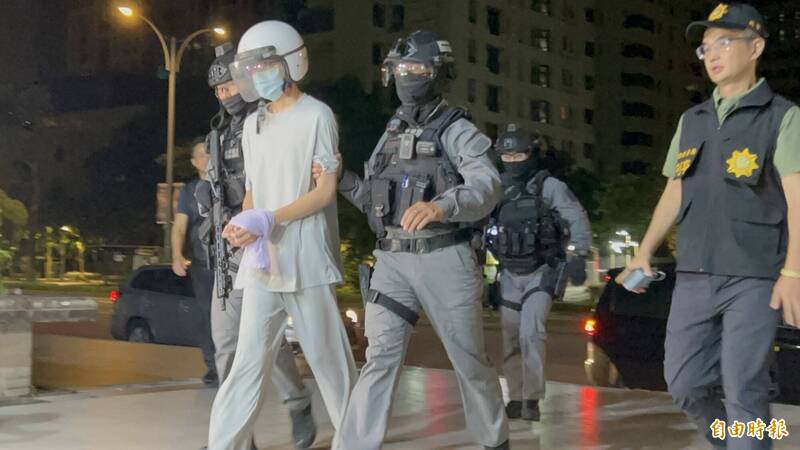 刘男被警方押返北市警信义分局侦讯。（记者邱俊福摄）