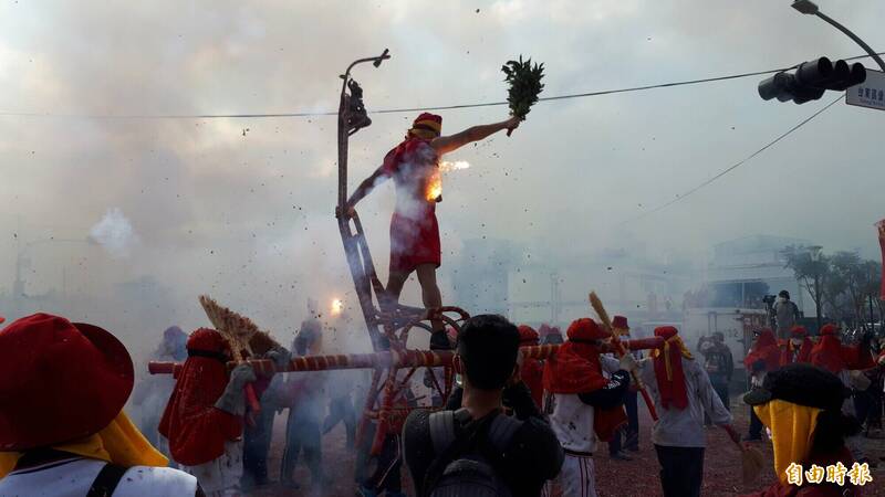 肉身寒单爷接受炮火轰炸。示意图,图中人物与新闻事件无关。(记者黄明堂摄) 肉身寒单爷接受炮火轰炸。示意图,图中人物与新闻事件无关。(记者黄明堂摄)