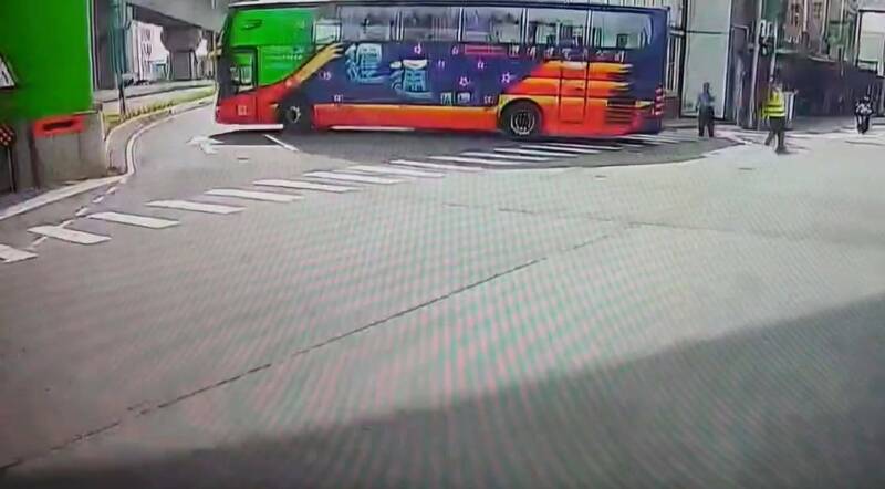 吕姓女子骑机车与游览车发生碰撞。（桃市消防局提供）