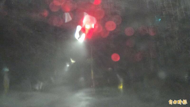 周姓女骑士在大雨中骑车视线模糊，闯红灯遭撞，主张依规定，号志距离最右侧车道不可超过12公尺，致生视觉漏洞，求偿126万，但法院实测为11.6公尺，合乎规定，无须增设，驳回国赔请求。（记者王捷摄）