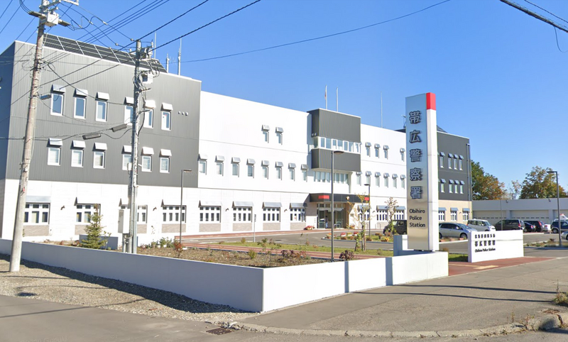 日本北海道带广市全裸女子在路上尖叫狂奔，突然昏迷后送医不治。图为带广警察署。（图撷自Google街景）
