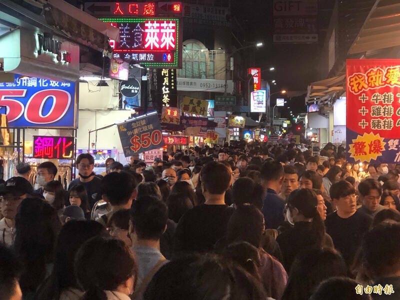 石姓男子月收仅2万7却欠197万元债务，法院核准进入更生程序，图中人物与新闻事件无关。（资料照）