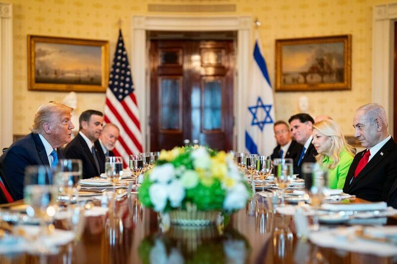 2025年7月7日,美国总统川普(中左)在白宫蓝厅招待以色列总理纳坦雅胡(中右)。纳坦雅胡告诉川普,他提名川普角逐今年的诺贝尔和平奖。(彭博社) 2025年7月7日,美国总统川普(中左)在白宫蓝厅招待以色列总理纳坦雅胡(中右)。纳坦雅胡告诉川普,他提名川普角逐今年的诺贝尔和平奖。(彭博社)
