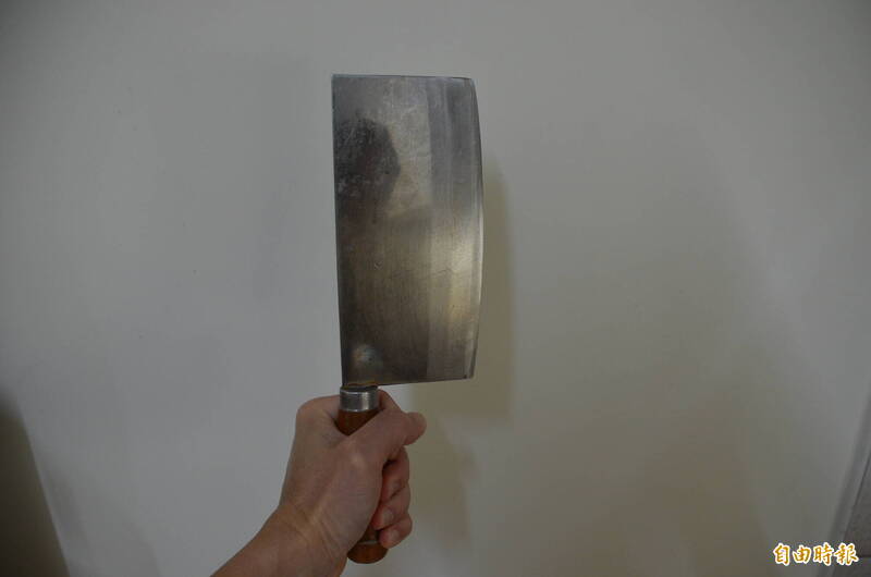 阮姓越南移工持菜刀将同乡砍成重伤潜逃，5年后换新护照入境被逮判刑。示意照，非本案凶器。（记者李立法摄）