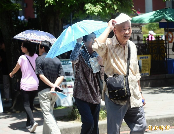 今天各地阳光普照,紫外线指数都在过量级以上。(资料照,记者方宾照摄) 今天各地阳光普照,紫外线指数都在过量级以上。(资料照,记者方宾照摄)