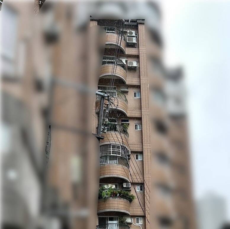 老翁高处坠落缠绕电线卡3楼。(民众提供) 老翁高处坠落缠绕电线卡3楼。(民众提供)