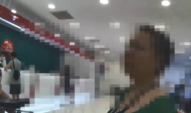 金妇外甥生重病需提领百万现金，行员察觉有异通报警方到场了解。（记者陆运锋翻摄）
