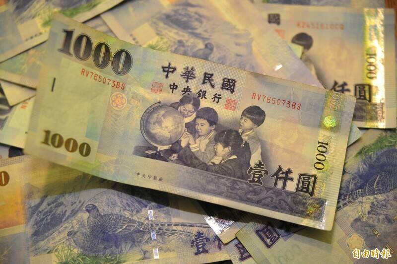 父亲公司经营不善,去年收入仅2万元,两名未成年子女声请母亲提高扶养费,但法院认定变故与母亲能力无关,且子女非离婚契约当事人,驳回声请。(记者王捷摄) 父亲公司经营不善,去年收入仅2万元,两名未成年子女声请母亲提高扶养费,但法院认定变故与母亲能力无关,且子女非离婚契约当事人,驳回声请。(记者王捷摄)