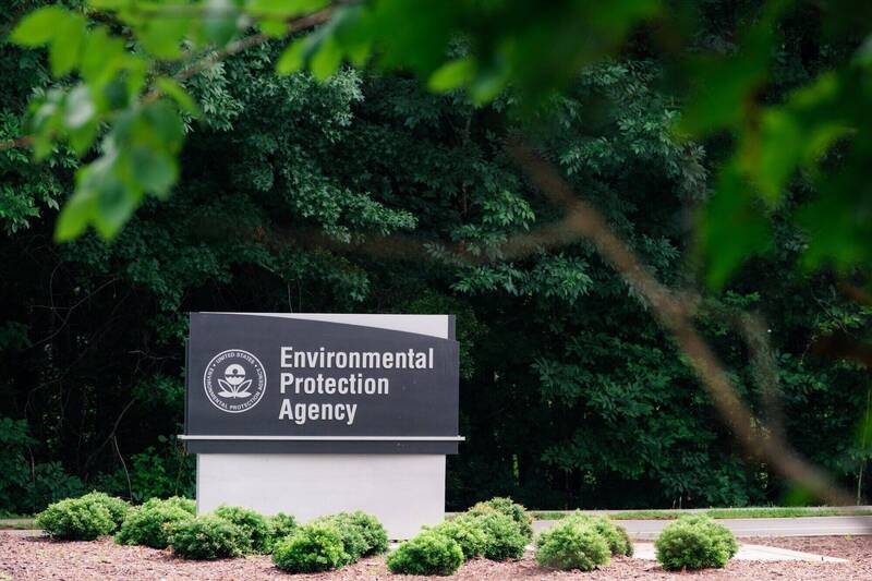 川普今年3月发布行政命令，使美国环境保护署等30多个联邦机构员工不再享有集体谈判权，目前环境保护署已著手终止与工会成员的聘雇合约。（彭博）