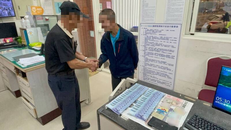 张姓老翁失而复得,双手紧握感谢拾获其皮夹的庙公。(民众提供) 张姓老翁失而复得,双手紧握感谢拾获其皮夹的庙公。(民众提供)