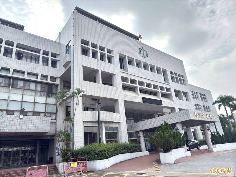 溪畔发现大型台湾扁柏漂流木，要用曳引车载走，车却突然故障，陈姓男子被警方查获，南投地院法官以侵占漂流物罪，判处罚金1万元。（记者陈凤丽摄）