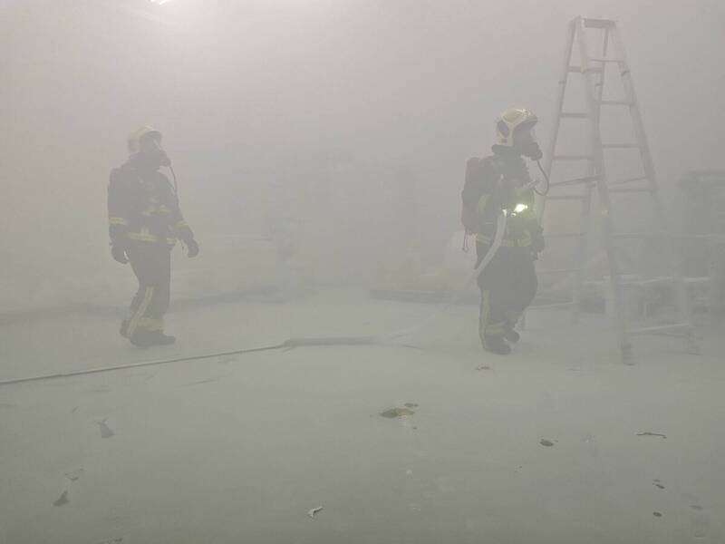 宜兰县利泽工业区一间电子零件工厂，今天上午传出火警，消防人员到场协助排烟。（图由民众提供）