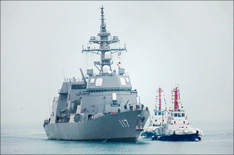 日本海上自卫队的护卫舰「凉月」号，去年7月4日误闯浙江省沿海的中国领海，日本共同社今天根据多位日中消息人士消息报导，中方当时曾发射至少2枚砲弹警告。（美联社档案照）