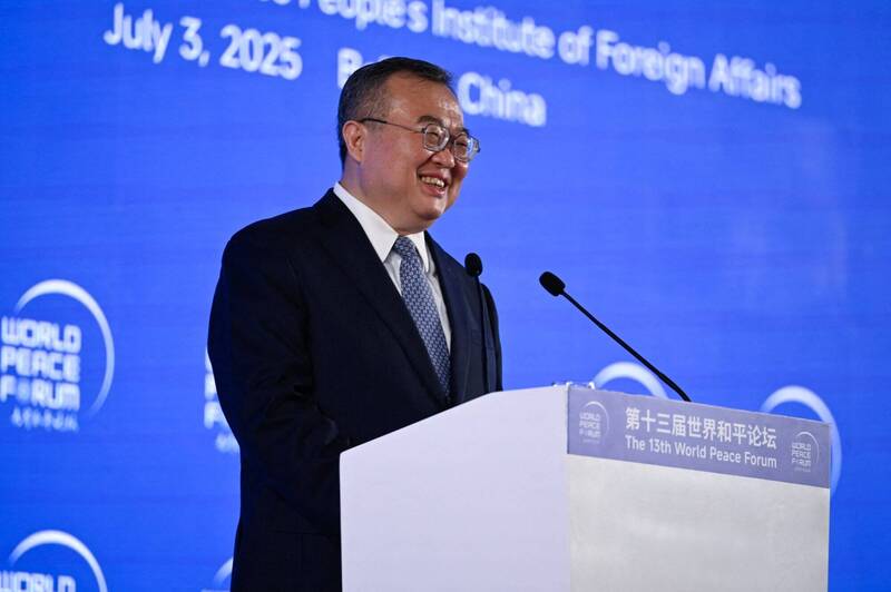 曾被视为中国外交部长热门人选的中共中央对外联络部部长刘建超,上月底结束外访行程返回北京后就被当局带走讯问。矢板明夫认为,此事件应该和中共高层的路线斗争有关。(法新社) 曾被视为中国外交部长热门人选的中共中央对外联络部部长刘建超,上月底结束外访行程返回北京后就被当局带走讯问。矢板明夫认为,此事件应该和中共高层的路线斗争有关。(法新社)
