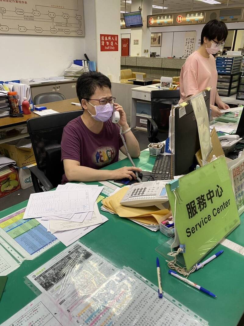 民众致电询问，地政事务所服务台人员向民众说明。（图由屏东县政府提供）