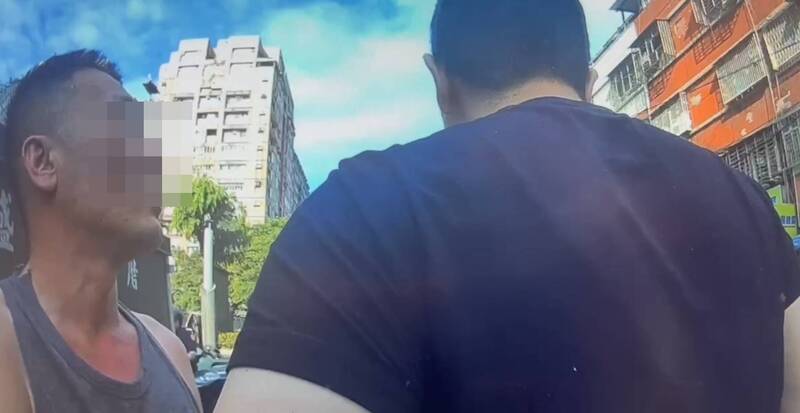 警方发现杨嫌酒后骑车往小琪住处而去,再次将其拦查,果然发现随包藏著水果刀。(记者陆运锋翻摄) 警方发现杨嫌酒后骑车往小琪住处而去,再次将其拦查,果然发现随包藏著水果刀。(记者陆运锋翻摄)