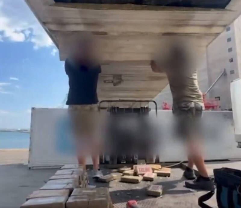 希腊警方缴获超过270公斤古柯碱,并逮捕3名男子。(撷自X@daphnetoli) 希腊警方缴获超过270公斤古柯碱,并逮捕3名男子。(撷自X@daphnetoli)