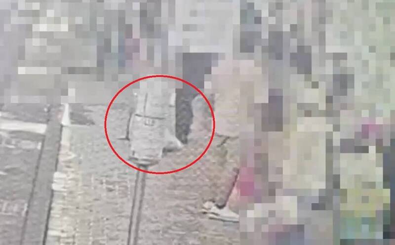 黄女被拖行在地。（记者王冠仁翻摄）