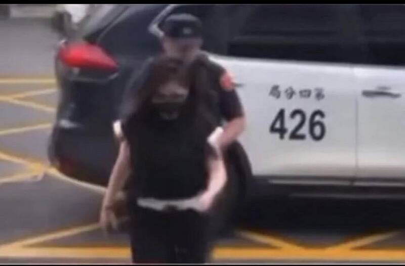 编号「426」警车将蒋女载回警所,网路留言瞬间歪楼。(民众提供) 编号「426」警车将蒋女载回警所,网路留言瞬间歪楼。(民众提供)