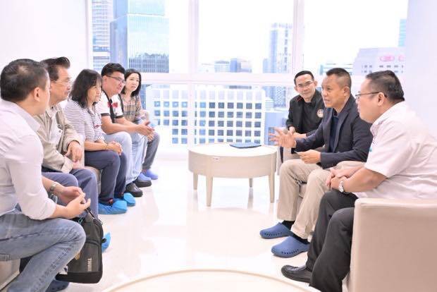 泰国观光与体育部委任代表探望受伤的两名马来西亚游客,并与家属会面承诺将全力协助并提供补偿。(撷取自泰国观光及体育部/脸书) 泰国观光与体育部委任代表探望受伤的两名马来西亚游客,并与家属会面承诺将全力协助并提供补偿。(撷取自泰国观光及体育部/脸书)