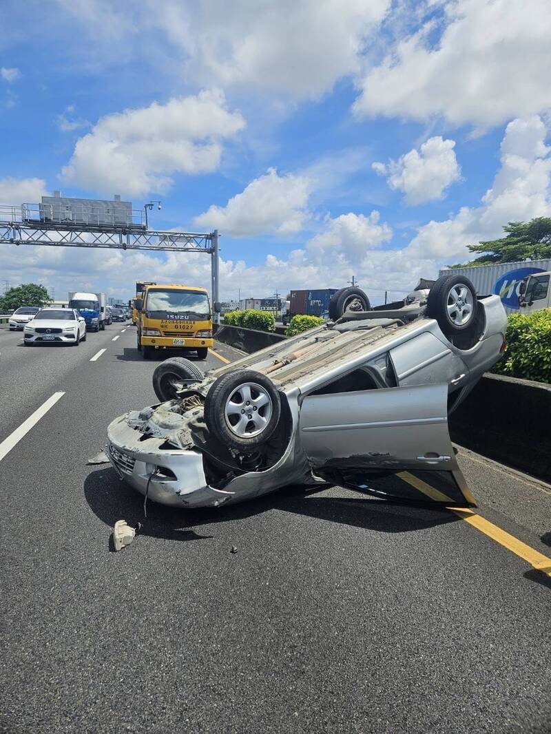 国道1号北向345.5公里高科交流道路段，今天下午1点多发生轿车失控自撞内侧护栏翻车事故。（国道警提供）