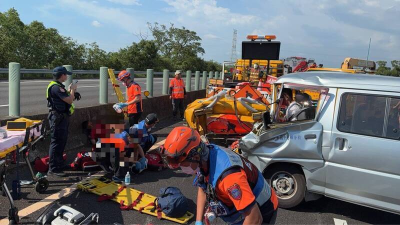 民和国中棒球队成员搭乘厢型车,在国道3号善化段发生追撞车祸。(民众提供) 民和国中棒球队成员搭乘厢型车,在国道3号善化段发生追撞车祸。(民众提供)