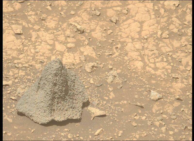 火星探测车「毅力号」拍到类似头盔或女巫帽的火星岩石。（取自NASA官网，NASA/JPL-Caltech/ASU）