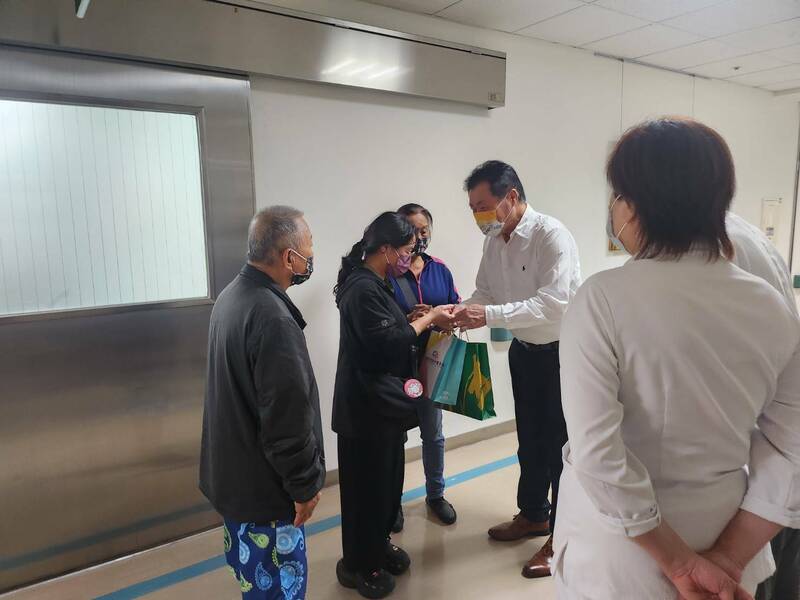 南市体育局长陈良干代表市府致赠球员家属慰问品。（台南市府体育局提供）