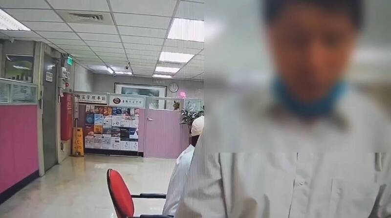 警方到场向高男劝说。（记者王冠仁翻摄）