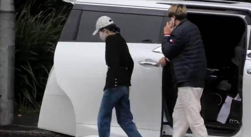 中国女子杨兰兰（见图）7月底在澳洲雪梨驾驶劳斯莱斯与一辆宾士对撞，被警方逮捕，传出她缴付天价保释金。雪梨当地官员向中国新闻周刊表示，「天价保释金」并不存在；该案件15日在法院首次提审，杨兰兰面对两项控罪。（图撷自「@YoreYour」X）