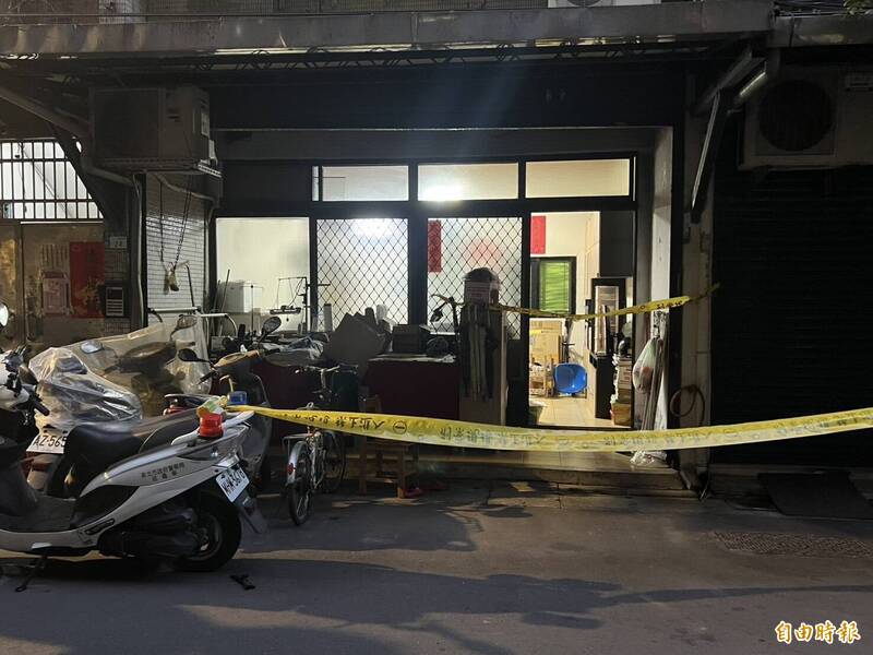 土城逆子杀害老母亲，警方封锁现场采证。（记者吴仁捷摄）