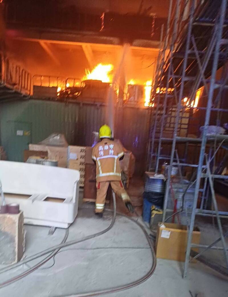 高雄大发工业区游艇工厂火警,幸无人受伤。(读者提供) 高雄大发工业区游艇工厂火警,幸无人受伤。(读者提供)